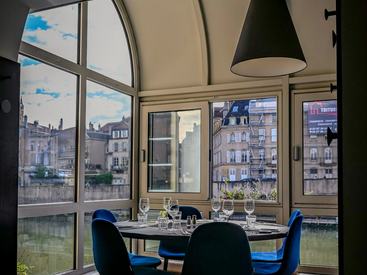 Salle intérieure vitrée donnant sur la Moselle