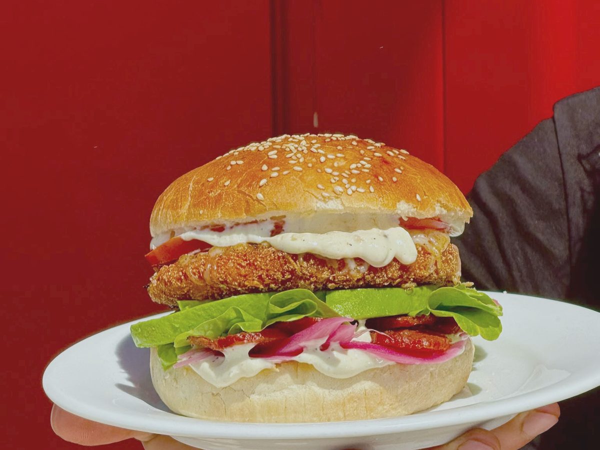 Burger au poulet croustillant servi dans une assiette