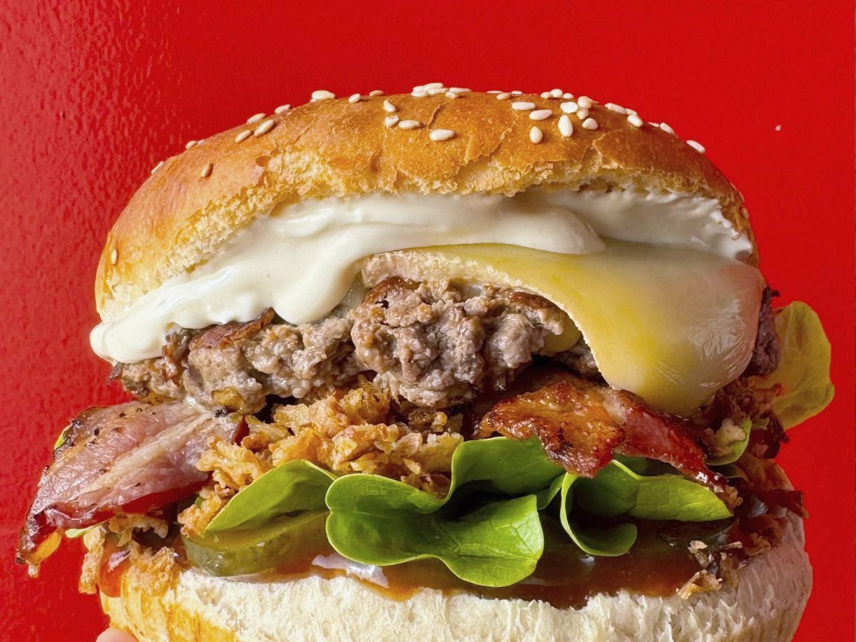 Le James Brown : steak haché maison, cheddar, bacon et oignons grillés