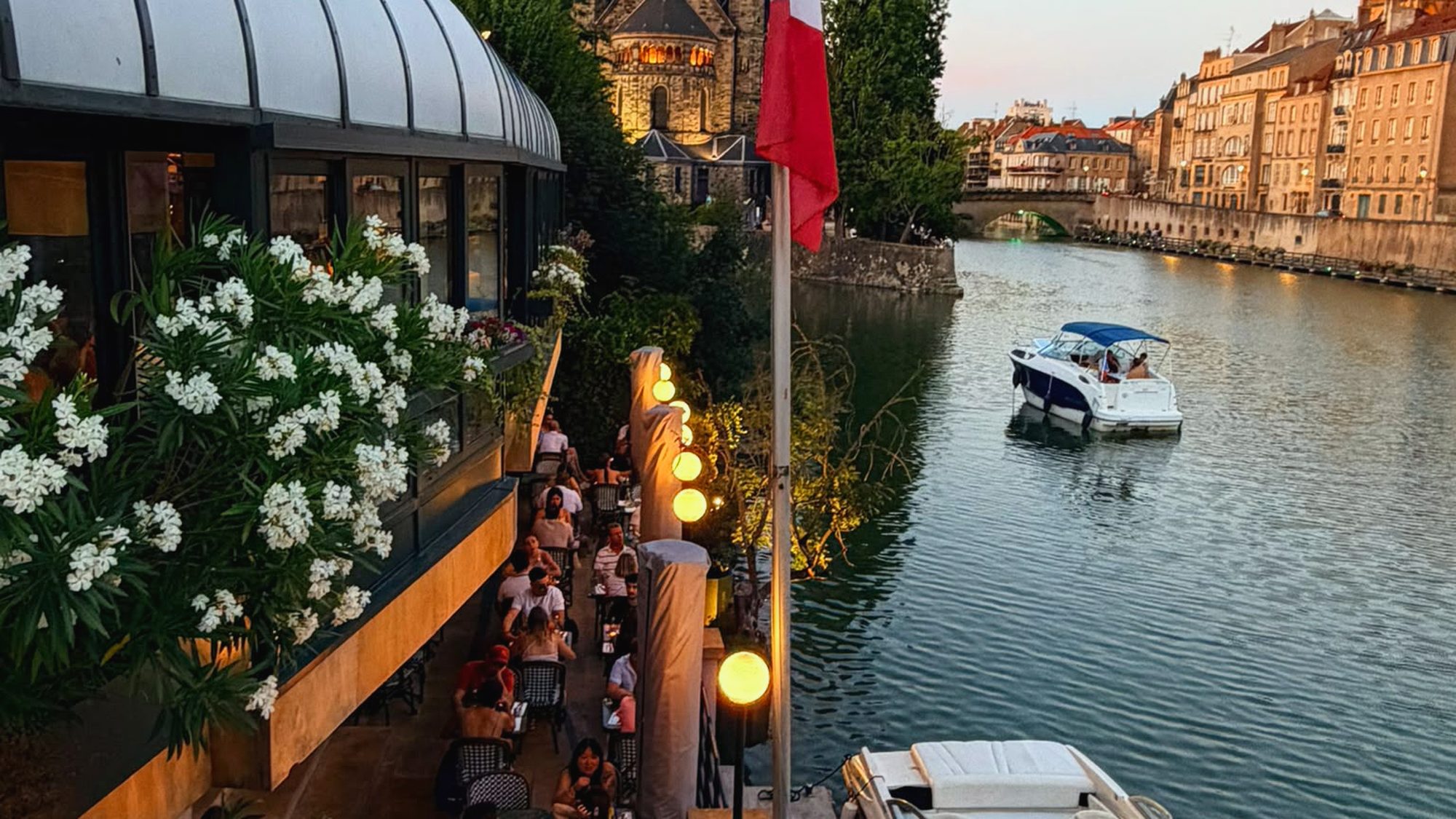 La terrasse de l'Assiette au bœuf éclairée au bord de la Moselle