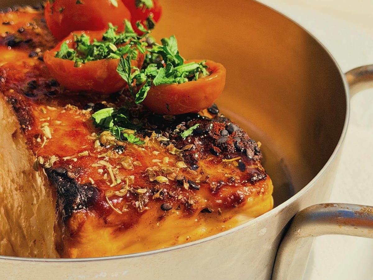 Pièce de viande gratinée servie dans une cocotte de cuivre